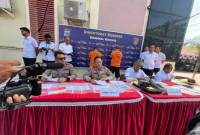 Kabid Humas Polda Kalsel, Kombes Pol Adam Erwindi
didampingi Kasubdit IV Tipidter AKBP Ricky Boy Sialagan dan jajaran
saat Konferensi Pers, Rabu (17/7/2024). (SuarIndonesia/ZI)