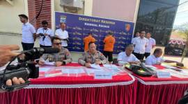 Kabid Humas Polda Kalsel, Kombes Pol Adam Erwindi 
didampingi Kasubdit IV Tipidter AKBP Ricky Boy Sialagan dan jajaran
saat Konferensi Pers, Rabu (17/7/2024). (SuarIndonesia/ZI)