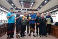 Sekretariat DPRD Provinsi Kalsel bersama Presroom studi komparasi ke Provinsi Bali, sekaligus silaturahmi dan sharing untuk kemajuan kinerja lembaga. Jum'at (19/7/2024) (SuarIndonesia/HM)