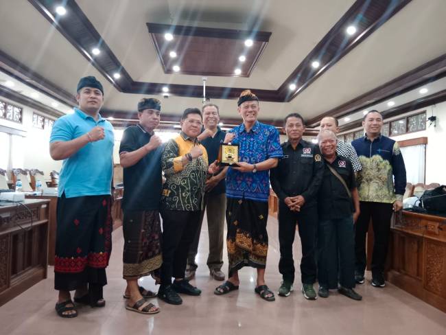 Sekretariat DPRD Provinsi Kalsel bersama Presroom studi komparasi ke Provinsi Bali, sekaligus silaturahmi dan sharing untuk kemajuan kinerja lembaga. Jum'at (19/7/2024) (SuarIndonesia/HM)