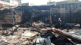 Terbakar puluhan toko kecil dan sejumlah rumah di Pasar Baru Banjarmasin Tengah, Sabtu (20/7/2024) dinihari, sekitar pukul 02.30 WITA. (SuarIndonesia/DO)