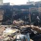 Terbakar puluhan toko kecil dan sejumlah rumah di Pasar Baru Banjarmasin Tengah, Sabtu (20/7/2024) dinihari, sekitar pukul 02.30 WITA. (SuarIndonesia/DO)