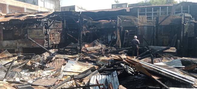 Terbakar puluhan toko kecil dan sejumlah rumah di Pasar Baru Banjarmasin Tengah, Sabtu (20/7/2024) dinihari, sekitar pukul 02.30 WITA. (SuarIndonesia/DO)