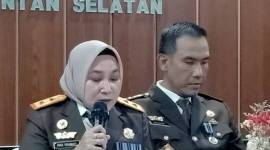 Kajati Kalsel Rina Virawati SH MH didampingi Asintel, I Wayan Wiradarma. SH MH. (SuarIndonesia/ZI)