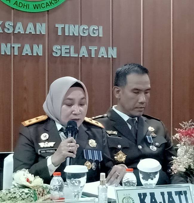 Kajati Kalsel Rina Virawati SH MH didampingi Asintel, I Wayan Wiradarma. SH MH. (SuarIndonesia/ZI)
