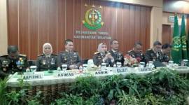 Kajati Kalsel  Rina Virawati SH MH didampingi seluruh Asisten pada  jumpa pers  dalam rangka Hari Bhakti Adyaksa (HBA) ke 64, Senin (22/7/2024).. (SuarIndonesia/HD)