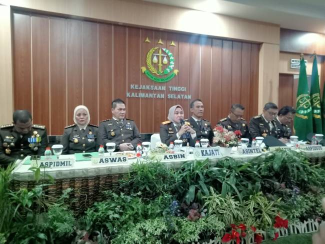 Kajati Kalsel  Rina Virawati SH MH didampingi seluruh Asisten pada  jumpa pers  dalam rangka Hari Bhakti Adyaksa (HBA) ke 64, Senin (22/7/2024).. (SuarIndonesia/HD)