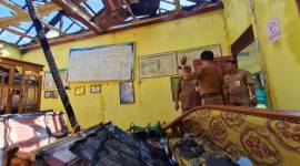 kebakaran di SDN Melayu 5 Jalan Veteran Gang. Sempati RT 17 Banjarmasin Tengah, aktivitas mengajar akan dipindahkan sementara, Senin (22/7/2024). (SuarIndonesia/DO)