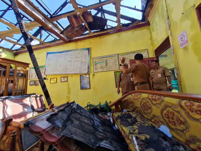 kebakaran di SDN Melayu 5 Jalan Veteran Gang. Sempati RT 17 Banjarmasin Tengah, aktivitas mengajar akan dipindahkan sementara, Senin (22/7/2024). (SuarIndonesia/DO)