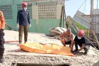 eorang buruh bangunan bernama Salman (45), tewas akibat tertimpa bangunan yang berada di Jalan Kayu Tangi II Jalur 7 RT 20 Banjarmasin Utara, Senin (22/7/2024), (SuarIndonesia/DO)