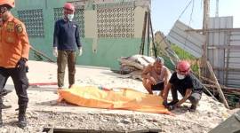 eorang buruh bangunan bernama Salman (45), tewas akibat tertimpa bangunan yang berada di Jalan Kayu Tangi II Jalur 7 RT 20 Banjarmasin Utara, Senin (22/7/2024), (SuarIndonesia/DO)