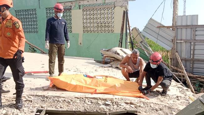 eorang buruh bangunan bernama Salman (45), tewas akibat tertimpa bangunan yang berada di Jalan Kayu Tangi II Jalur 7 RT 20 Banjarmasin Utara, Senin (22/7/2024), (SuarIndonesia/DO)