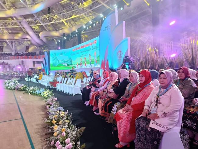 Ketua TP PKK Provinsi Kalimantan Selatan Hj. Raudatul Jannah atau Acil Odah menghadiri Puncak Peringatan Hari Anak Nasional ke-40, yang dilaksanakan di Istora Papua Bangkit, Kota Jayapura, Papua,Selasa (23/7/2024) (SuarIndonesia/Adv)