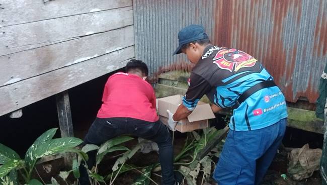 Geger temuan bayi, yang  masih tertempe tali pusarnya di samping rumah warga Jalan Antasan Kecil Timur (AKT Dalam) Gamg Keramat RT 15 RW 01 Banjarmasin Utara, Rabu  (24/7/2024) pagi. (SuarIndonesia/DO)