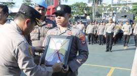 Pemberhentian keduanya dilaksanakan dalam kegiatan upacara berlangsung di Halaman Mapolresta Banjarmasin, Kamis (25/7/2024). (SuarIndonesia/YI)
