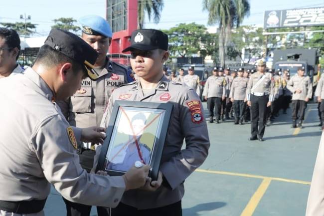 Pemberhentian keduanya dilaksanakan dalam kegiatan upacara berlangsung di Halaman Mapolresta Banjarmasin, Kamis (25/7/2024). (SuarIndonesia/YI)