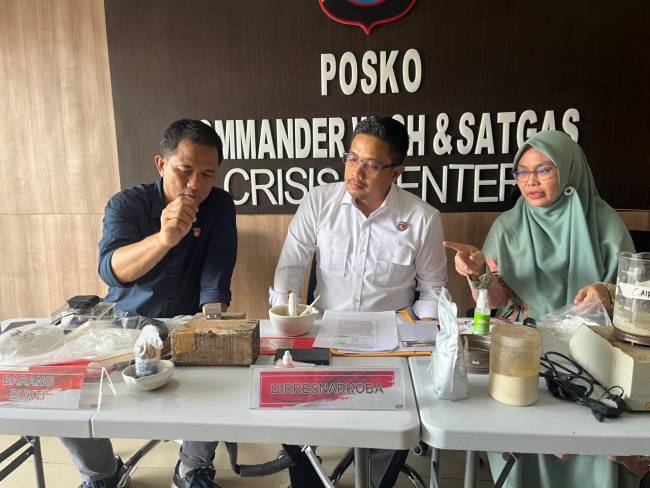 Nur Cahaya bersama Direktur Reserse Narkoba Polda Kalsel, Kombes Pol Kelana Jaya dan Kasubdit II AKBP Zaenal Arifien, Kamis (25/7/2024) (SuarIndonesia/ZI)