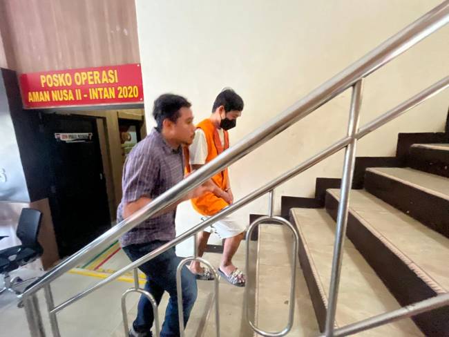 Tersangka yang ditangkap dan digirirng adalah Ricky Candra Saputra alias Iki (30). (SuarIndonesia/ZI)