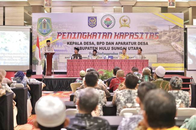 pembukaaan peningkatan kapasitas bagi Kepala Desa, Perangkat Desa, dan Badan Permusyawaratan Desa (BPD) di wilayah Kecamatan Amuntai Tengah dan Kecamatan Babirik yang bertempat di salah satu hotel di Banjarmasin, pada Kamis (25/7/2024), malam. (SuarIndonesia/Ist)