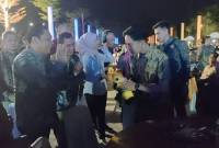 Sekretaris Daerah Provinsi Kalsel, Roy Rizali Anwar, mewakili Gubernur Kalsel, H. Sahbirin Noor, menyerahkan undangan tersebut kepada Gibran Rakabuming Raka, di sela pisah sambut Walikota Surakarta, di Taman Balekambang, Kota Solo, Jumat (26/7/2024) malam (SuarIndonesia/Ist)