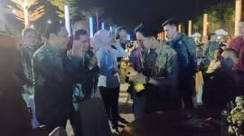 Sekretaris Daerah Provinsi Kalsel, Roy Rizali Anwar, mewakili Gubernur Kalsel, H. Sahbirin Noor, menyerahkan undangan tersebut kepada Gibran Rakabuming Raka, di sela pisah sambut Walikota Surakarta, di Taman Balekambang, Kota Solo, Jumat (26/7/2024) malam (SuarIndonesia/Ist)