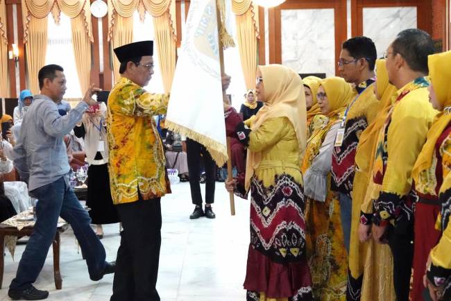 Paman Birin juga melantik dan mengukuhkan IKA Asoka periode 2024-2029 yang diketuai Noor Hafifah, Sabtu (27/7/2024) (SuarIndonesia/Adv)