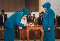 Ketua Tim Penggerak PKK Kalsel Hj. Raudatul Jannah atau Acil Odah melantik Hj. Lis Sulastrini sebagai Pj. Ketua Tim Penggerak PKK Kabupaten Tabalong, di Pendopo Bersinar Tanjung, Senin (29/7.2024) (SuarIndonesia/Adv)