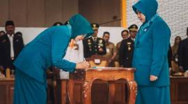 Ketua Tim Penggerak PKK Kalsel Hj. Raudatul Jannah atau Acil Odah melantik Hj. Lis Sulastrini sebagai Pj. Ketua Tim Penggerak PKK Kabupaten Tabalong, di Pendopo Bersinar Tanjung, Senin (29/7.2024) (SuarIndonesia/Adv)