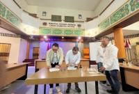 Ketua PWI Kalsel, Zainal Helmi didampingi Sekretaris PWI Kalsel, Toto Fachrudin, penandatanganan kerjasama dilaksanakan di Gedung PWI Kalsel di Jalan Pangeran Hidayatullah Banjarmasin Timur, Senin (29/7/2024), (SuarIndonesia/ZI)