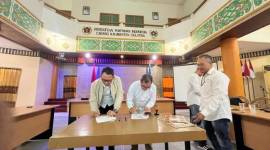 Ketua PWI Kalsel, Zainal Helmi didampingi Sekretaris PWI Kalsel, Toto Fachrudin, penandatanganan kerjasama dilaksanakan di Gedung PWI Kalsel di Jalan Pangeran Hidayatullah Banjarmasin Timur, Senin (29/7/2024), (SuarIndonesia/ZI)