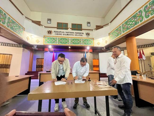 Ketua PWI Kalsel, Zainal Helmi didampingi Sekretaris PWI Kalsel, Toto Fachrudin, penandatanganan kerjasama dilaksanakan di Gedung PWI Kalsel di Jalan Pangeran Hidayatullah Banjarmasin Timur, Senin (29/7/2024), (SuarIndonesia/ZI)
