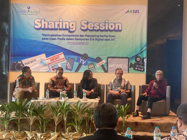 Komisaris Freeport Indonesia Dr H AM Fachrir didampingi Direktur Utama Bank Kalsel Fachruddin dan Pemimpin Umum Harian Pagi Mata Banua H Fachruddin Nor Ifansyah saat memberikan keterangan kepada wartawan seusai Sharing Session bersama insan pers di A One Hotel di Jakarta, pada Jumat (26/07/2024).(SuarIndonesia/humasbankkalsel