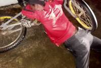 Seorang pria, seharinya buruh lepas bernama Andrian Fahlevi (32), ditemukan tak bernyawa di atas sepeda., Selasa (30/7/2024) malam, (SuarIndonesia/DO)