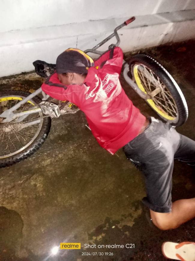 Seorang pria, seharinya  buruh lepas bernama Andrian Fahlevi (32), ditemukan tak bernyawa di atas sepeda., Selasa (30/7/2024) malam, (SuarIndonesia/DO)