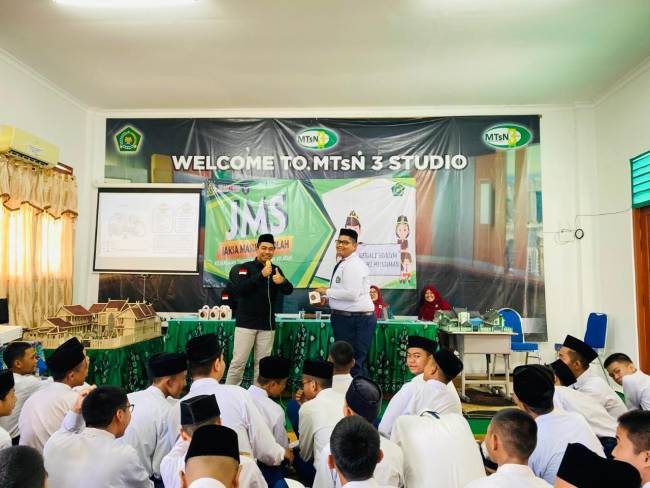Sekolah Madrasah Tsanawiyah Negeri (MTSN) -3Banjarmasin, diedukasi oleh Tim Penerangan Hukum dari Kejati Kalsel), Rabu (31/7/ 2024) (SuarIndonesia/Ist)