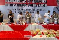 Sabu sebanyak 29,5 kilogram, 114,5 pil ekstasi dan 157, 84 serbuk ekstasi,  dimusnahkan jajaran Direktorat Reserse Narkoba Polda Kalsel di lobby Polda Kalsel, Banjarbaru, Rabu (31/7/2024). (SuarIndonesia/ZI)