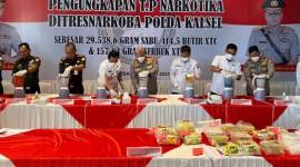 Sabu sebanyak 29,5 kilogram, 114,5 pil ekstasi dan 157, 84 serbuk ekstasi,  dimusnahkan jajaran Direktorat Reserse Narkoba Polda Kalsel di lobby Polda Kalsel, Banjarbaru, Rabu (31/7/2024). (SuarIndonesia/ZI)