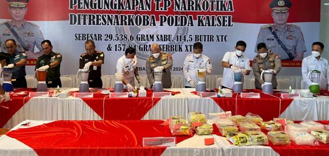 Sabu sebanyak 29,5 kilogram, 114,5 pil ekstasi dan 157, 84 serbuk ekstasi,  dimusnahkan jajaran Direktorat Reserse Narkoba Polda Kalsel di lobby Polda Kalsel, Banjarbaru, Rabu (31/7/2024). (SuarIndonesia/ZI)