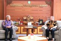 Pj Gubernur Kalbar Harisson menerima audinesi Deputi Bidang Fasilitasi Riset dan Inovasi BRIN Agus Haryono di ruang kerja Gubernur Kalbar. [ANTARA/Rendra Oxtora]
