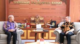 Pj Gubernur Kalbar Harisson menerima audinesi Deputi Bidang Fasilitasi Riset dan Inovasi BRIN Agus Haryono di ruang kerja Gubernur Kalbar. [ANTARA/Rendra Oxtora]
