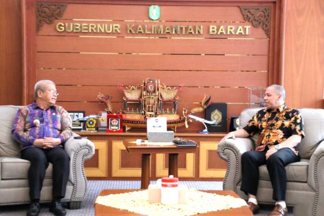 Pj Gubernur Kalbar Harisson menerima audinesi Deputi Bidang Fasilitasi Riset dan Inovasi BRIN Agus Haryono di ruang kerja Gubernur Kalbar. [ANTARA/Rendra Oxtora]
