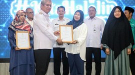 Pj Gubernur Kalbar Harisson menyerahkan sertifikat halal kepada perwakilan UMKM yang ada di Pontianak dalam kegiatan Roadshow 1000 Sertifikasi Halal yang berlangsung di Kantor Gubernur Kalbar, Rabu (3/7/2024). [ANTARA/Rendra Oxtora]