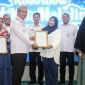 Pj Gubernur Kalbar Harisson menyerahkan sertifikat halal kepada perwakilan UMKM yang ada di Pontianak dalam kegiatan Roadshow 1000 Sertifikasi Halal yang berlangsung di Kantor Gubernur Kalbar, Rabu (3/7/2024). [ANTARA/Rendra Oxtora]