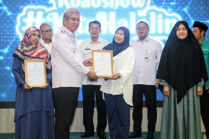 Pj Gubernur Kalbar Harisson menyerahkan sertifikat halal kepada perwakilan UMKM yang ada di Pontianak dalam kegiatan Roadshow 1000 Sertifikasi Halal yang berlangsung di Kantor Gubernur Kalbar, Rabu (3/7/2024). [ANTARA/Rendra Oxtora]