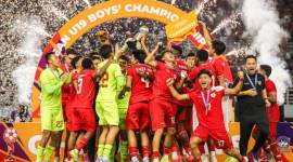 Sejumlah pesepak bola Timnas Indonesia dan tim pelatih serta ofisial tim berselebrasi usai mengalahkan Timnas Thailand dalam pertandingan final Piala ASEAN U-19 Boys Championship atau AFF U-19 di Stadion Gelora Bung Tomo, Surabaya, Jawa Timur, Senin (29/7/2024). Indonesia mengalahkan Thailand dengan skor 1-0 dan menjadi juara Piala AFF U-19. (ANTARA FOTO/Rizal Hanafi/app/tom)