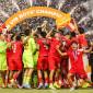 Sejumlah pesepak bola Timnas Indonesia dan tim pelatih serta ofisial tim berselebrasi usai mengalahkan Timnas Thailand dalam pertandingan final Piala ASEAN U-19 Boys Championship atau AFF U-19 di Stadion Gelora Bung Tomo, Surabaya, Jawa Timur, Senin (29/7/2024). Indonesia mengalahkan Thailand dengan skor 1-0 dan menjadi juara Piala AFF U-19. (ANTARA FOTO/Rizal Hanafi/app/tom)
