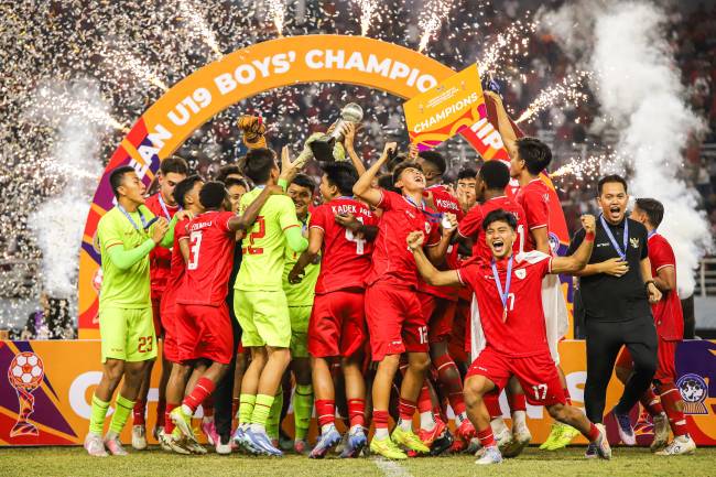 Sejumlah pesepak bola Timnas Indonesia dan tim pelatih serta ofisial tim berselebrasi usai mengalahkan Timnas Thailand dalam pertandingan final Piala ASEAN U-19 Boys Championship atau AFF U-19 di Stadion Gelora Bung Tomo, Surabaya, Jawa Timur, Senin (29/7/2024). Indonesia mengalahkan Thailand dengan skor 1-0 dan menjadi juara Piala AFF U-19. (ANTARA FOTO/Rizal Hanafi/app/tom)
