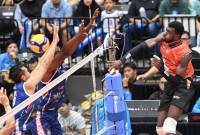 Pevoli Jakarta Bhayangkara Presisi Noumory Keita (kanan) melakukan smes dengan ditahan pevoli Jakarta Lavani Allo Bank Electric M. Malizi (kiri) dan Oreol Camejo Durruthy (kedua kiri) dalam pertandingan babak Final Proliga 2024 putra di Indonesia Arena, GBK, Senayan, Jakarta, Minggu (21/7/2024) malam. [ANTARA FOTO/M Risyal Hidayat/foc]