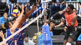 Pevoli Jakarta Bhayangkara Presisi Noumory Keita (kanan) melakukan smes dengan ditahan pevoli Jakarta Lavani Allo Bank Electric M. Malizi (kiri) dan Oreol Camejo Durruthy (kedua kiri) dalam pertandingan babak Final Proliga 2024 putra di Indonesia Arena, GBK, Senayan, Jakarta, Minggu (21/7/2024) malam. [ANTARA FOTO/M Risyal Hidayat/foc]