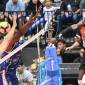 Pevoli Jakarta Bhayangkara Presisi Noumory Keita (kanan) melakukan smes dengan ditahan pevoli Jakarta Lavani Allo Bank Electric M. Malizi (kiri) dan Oreol Camejo Durruthy (kedua kiri) dalam pertandingan babak Final Proliga 2024 putra di Indonesia Arena, GBK, Senayan, Jakarta, Minggu (21/7/2024) malam. [ANTARA FOTO/M Risyal Hidayat/foc]